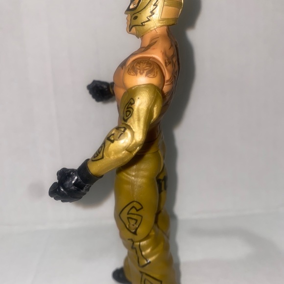 Rey Mysterio WWE Basic Series 2011 Gold Mask and Pants Mattel Wrestling Figure - Picture 3 of 6